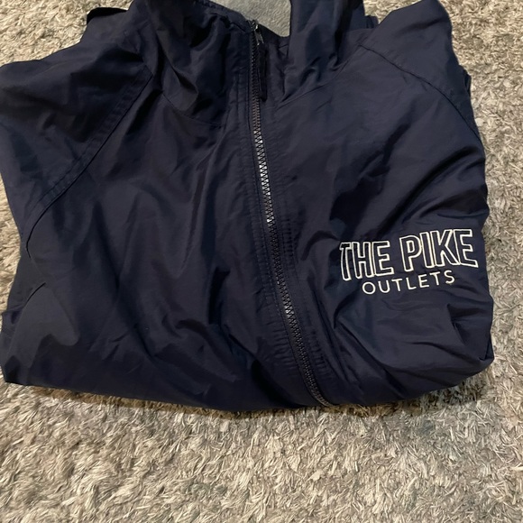 The Pike Outlets Jacket. 🥶 - Picture 2 of 7
